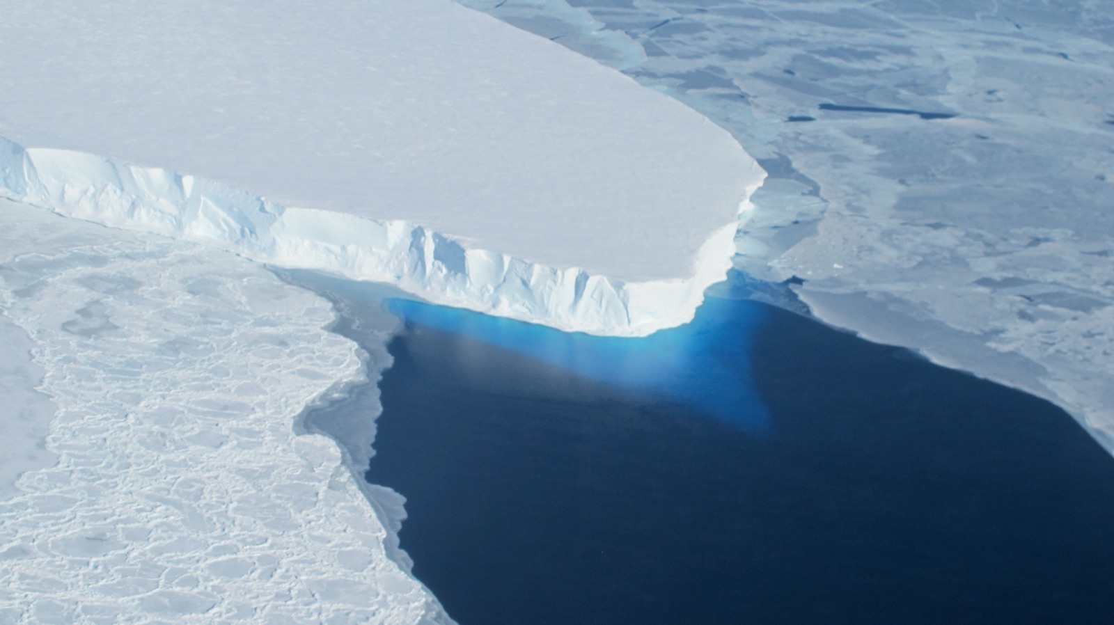 The calving front of the Thwaites Ice Shelf above the Southern Ocean